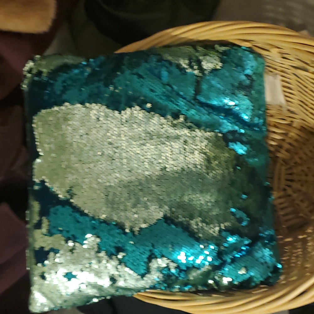 Assorted accent pillows - Picture 3 of 6